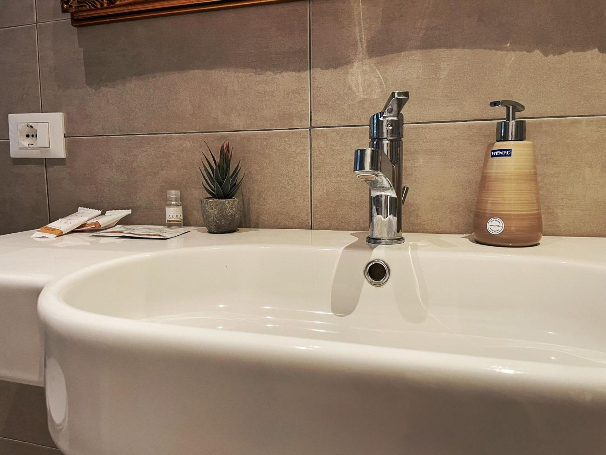 Alla Scaletta - Stanze Con Bagno Privato E Wifi A Pochi Passi Dal Duomo Mirandola Exteriör bild
