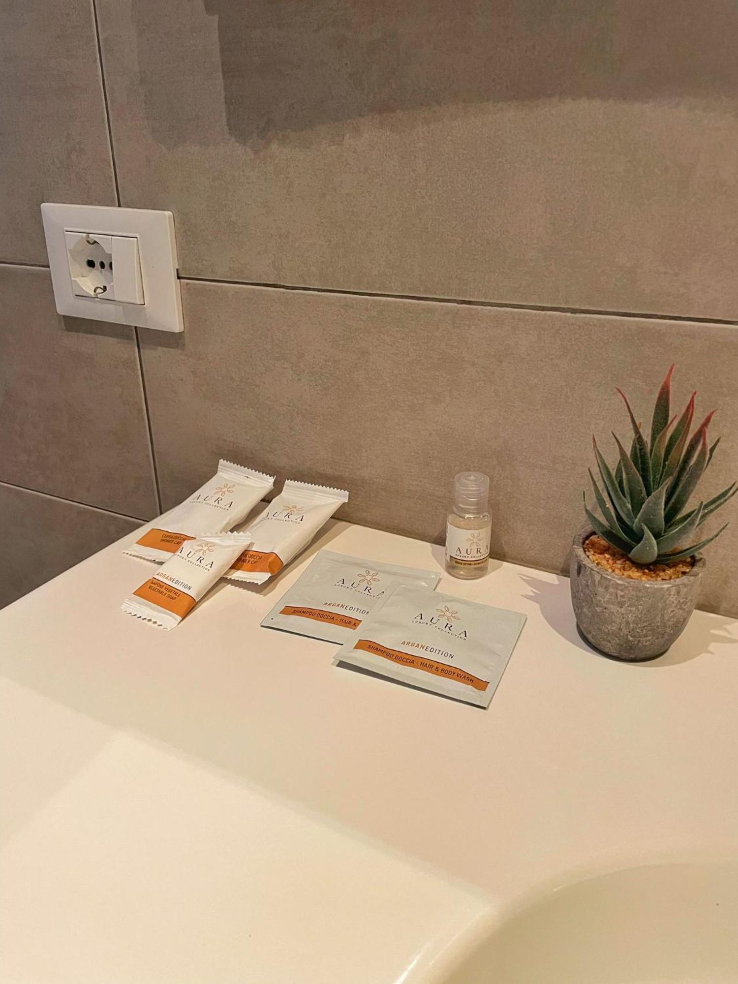 Alla Scaletta - Stanze Con Bagno Privato E Wifi A Pochi Passi Dal Duomo Mirandola Exteriör bild