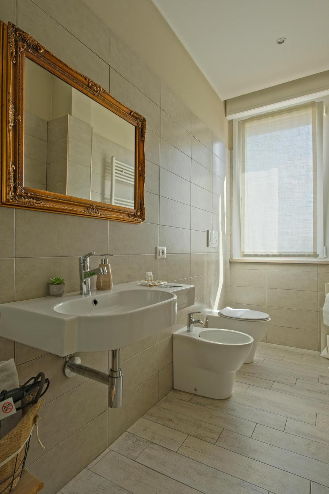 Alla Scaletta - Stanze Con Bagno Privato E Wifi A Pochi Passi Dal Duomo Mirandola Exteriör bild