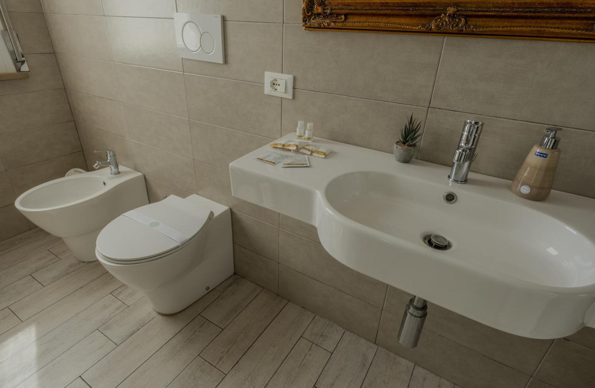 Alla Scaletta - Stanze Con Bagno Privato E Wifi A Pochi Passi Dal Duomo Mirandola Exteriör bild